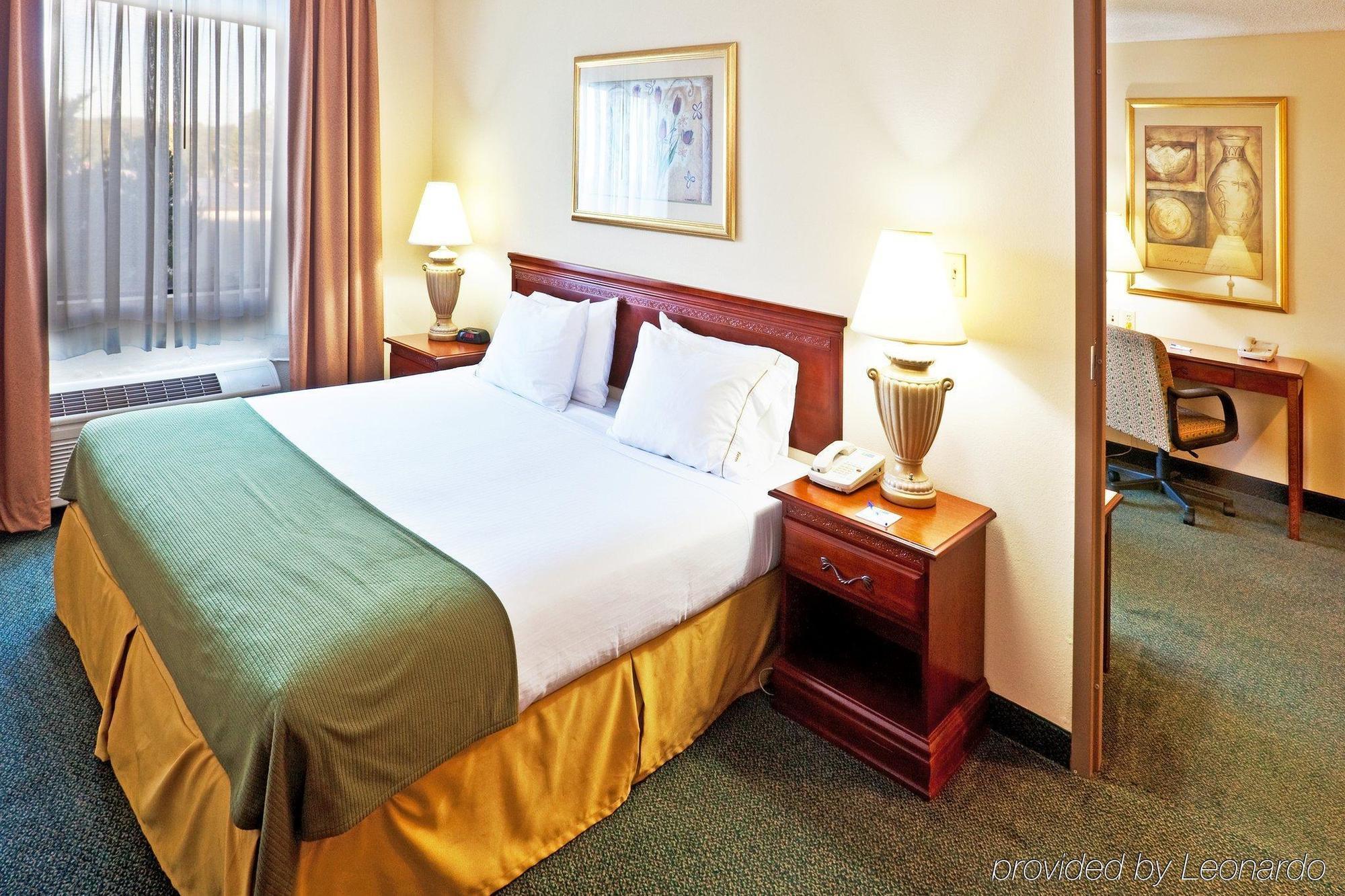 Holiday Inn Express Hotel & Suites Edmond, An Ihg Hotel Room photo